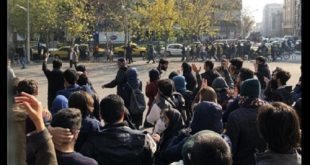 تظاهرات و تجمع در خیابان انقلاب تهران با جزئیات