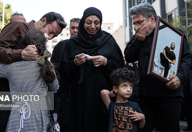 همسر مهدی شادمانی در تشییع همسرش