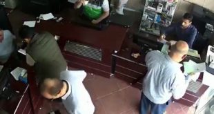 فیلم ورود خودرو به داخل مغازه