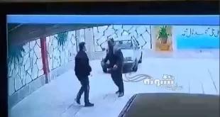 فیلم کامل / دعوا و درگیری پدران دو دانش آموز در حیاط مدرسه به قتل انجامید
