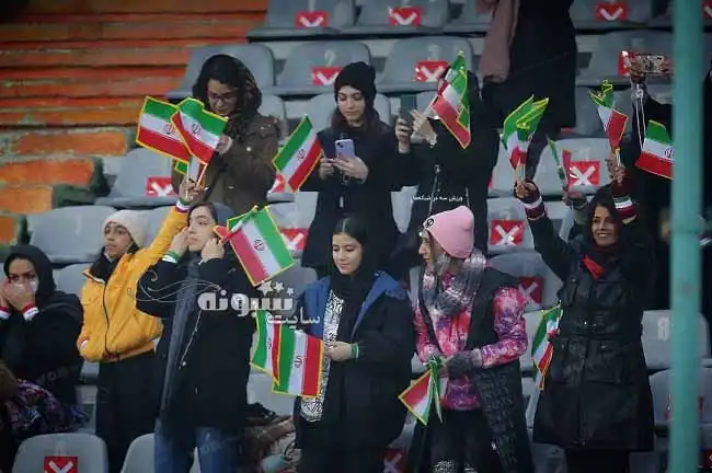 فیلم و عکس کامل بانوان و دختران در ورزشگاه بازی ایران و عراق 7 بهمن 1400