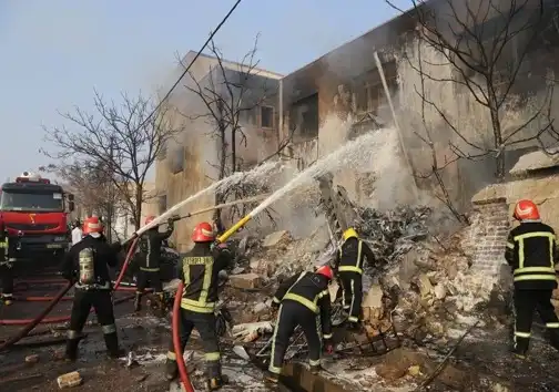 فیلم لحظه سقوط هواپیمای جنگی F5 در تبریز روی مدرسه