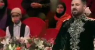 فیلم کامل بدون سانسور رقص آذربایجانی در عصر جدید که سانسور شد را در این صفحه از مجله شبونه مشاهده نمایید. برنامه عصر جدید در ایام نوروز ۱۴۰۱ بر روی آنتن شبکه سوم سیما رفته است که این برنامه حواشی را به همراه داشته و در شبکه‌های اجتماعی مورد توجه قرار گرفته است. احسان علیخانی که چندسال با ساخت برنامه‌عصرجدید حسابی در بین علاقه‌مندان به تلویزیون محبوب شده است فصل سوم این مسابقه را هم برگزار کرده که از اول نوروز ۱۴۰۱ پخش می‌شود. ویژه برنامه عصر جدید که در ابتدای نوروز پخش شد حواشی به همراه داشت رقص آذربایجانی و کردی در این برنامه از نکاتی بود که مورد توجه قرار گرفته است در حالی که احسان علیخانی از گروه رقص کردی برای حضور در این برنامه دعوت کرد تین رقص پخش شد اما رقص آذربایجانی از طرف صدا و سیما سانسور شد و باعث شد که برخی از آذری ها به این موضوع انتقاد کنند سانسور شدن رقص آذری در عصر جدید یکی از موضوعاتی است که این روزها در شبکه های اجتماعی مطرح شده است در این صفحه می توانید فیلم کامل و بدون سانسور که در عصر جدید را در تین صفحه ببینید.