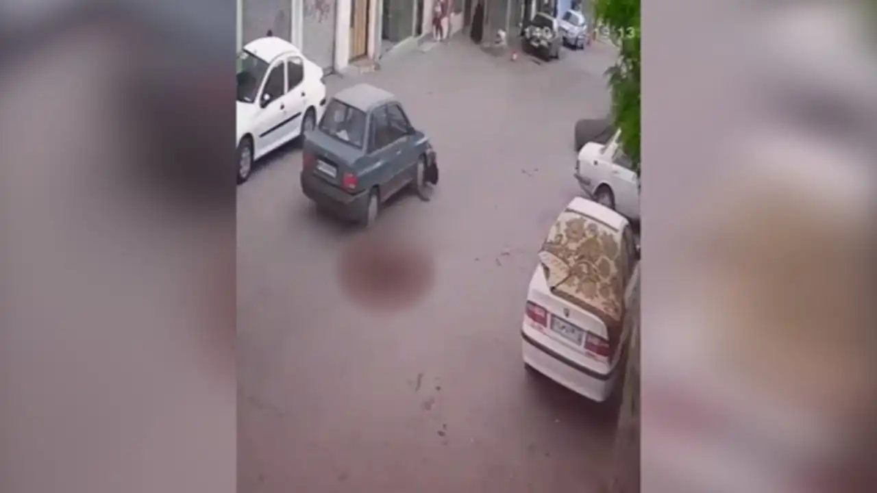 فیلم کامل زیر گرفتن راننده توسط پراید در ملازینال تبریز و حواشی و ماجرا و جزییات کامل را در این صفحه ببینید.