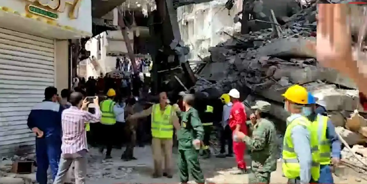 فیلم وحشتناک لحظه بیرون آوردن جسد از "حادثه آوار متروپل آبادان" (18+)