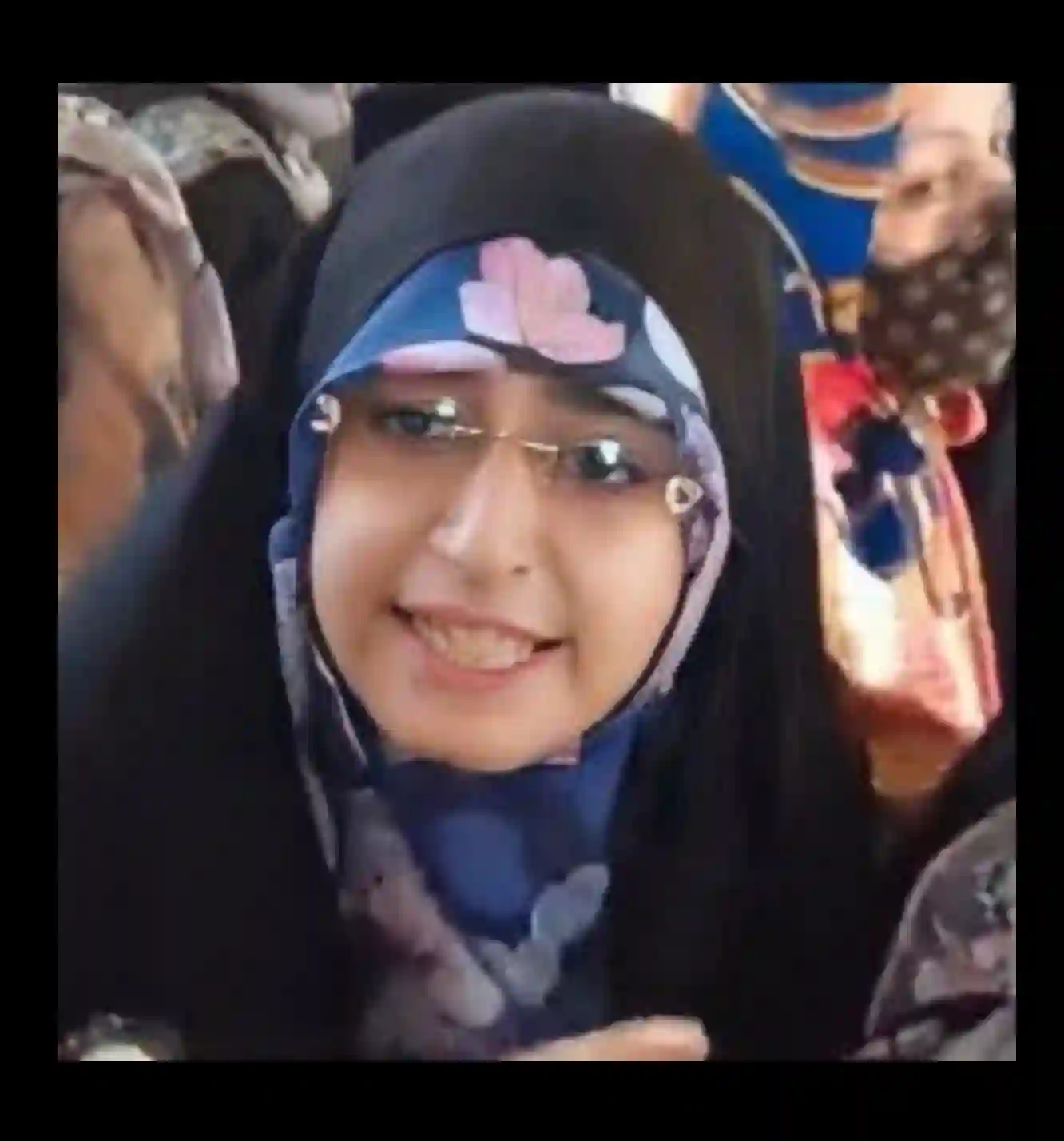 پیج اصلی اینستاگرام رایحه ربیعی خانم محجبه اتوبوس بی ار تی