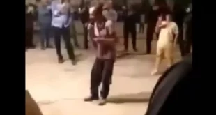 مداحی و نوحه خوانی مرد معتاد در دسته عزاداری بهبهان (فیلم کامل)