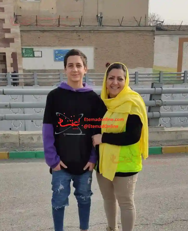 اولین عکس از لحظه آزادی امیرحسین رحیمی، نوجوان بازداشتی اعتراضات اخیر را مشاهده می‌کنید.

الهام نجف، مادر امیرحسین رحیمی، ساعتی قبل از آزادی او خبر داد و گفت: بعد از چاپ گفت‌وگوی اعتماد درباره امیرحسین و واکنش‌های عمومی، مسئولان قضایی بلافاصله دستور آزادی او را با وثیقه فیش حقوقی صادر کردند.