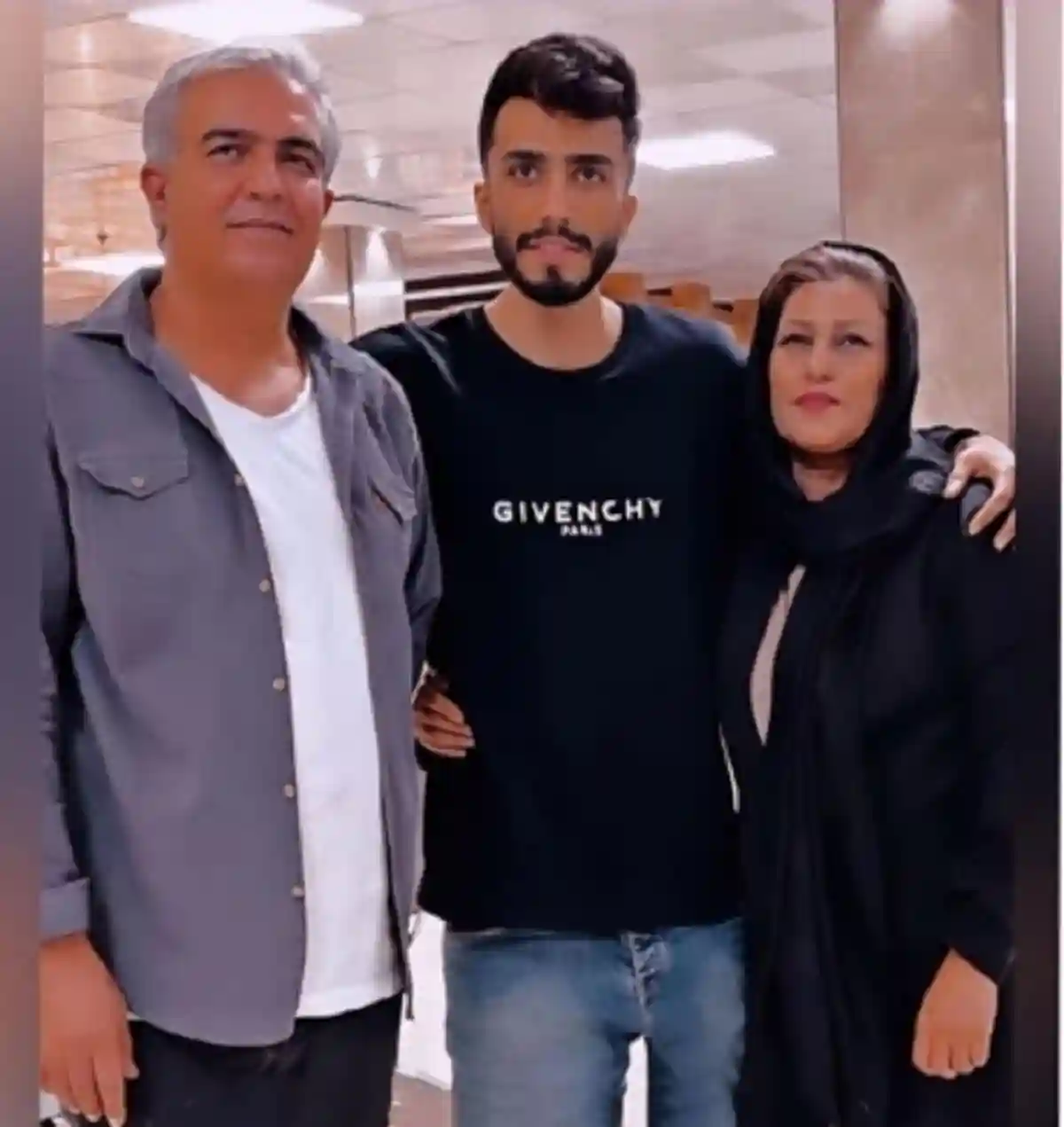 عکس جدید مهراد جم خواننده پاپ و پدر و مادرش