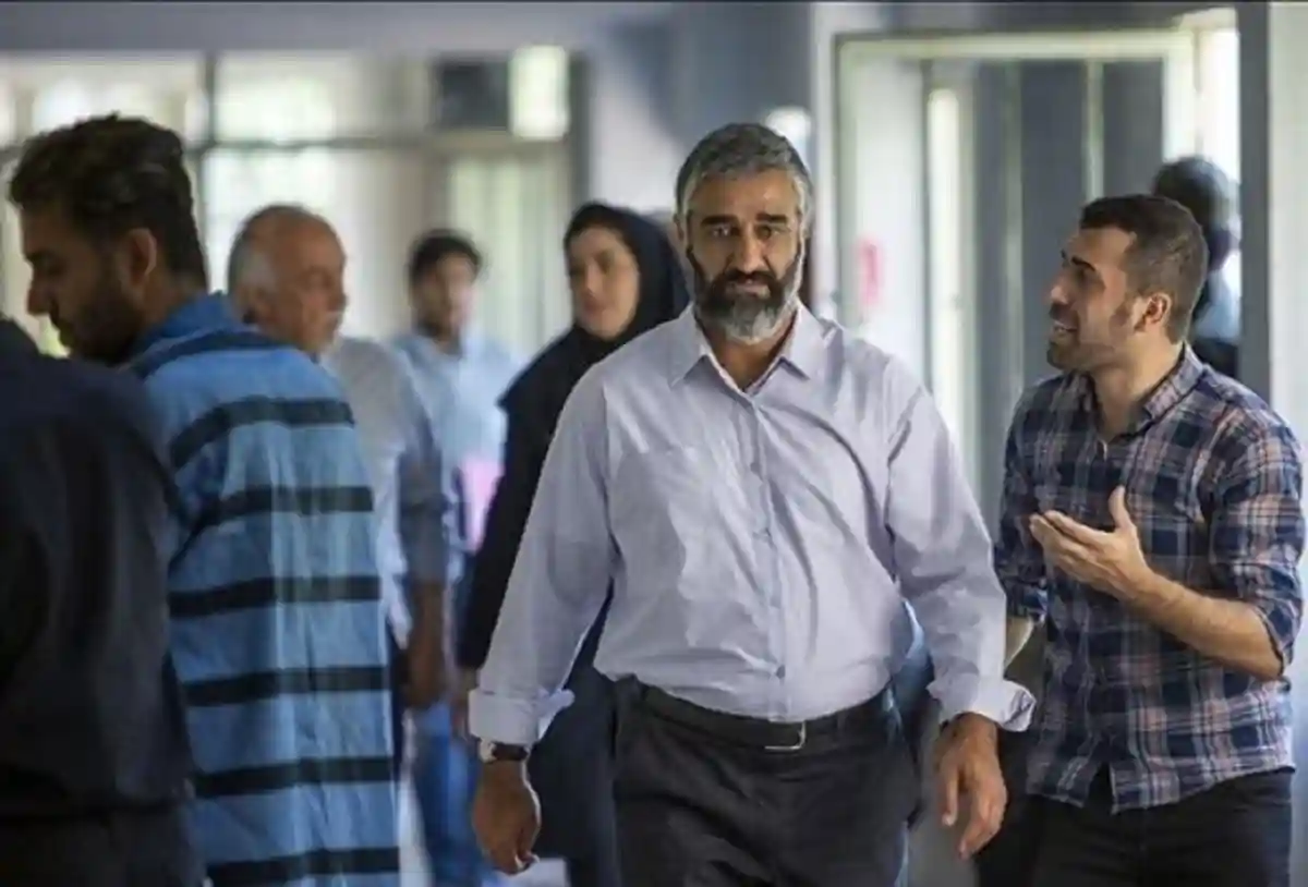 داستان فیلم علف زار پژمان جمشیدی در نقش بازپرس و قاضی 