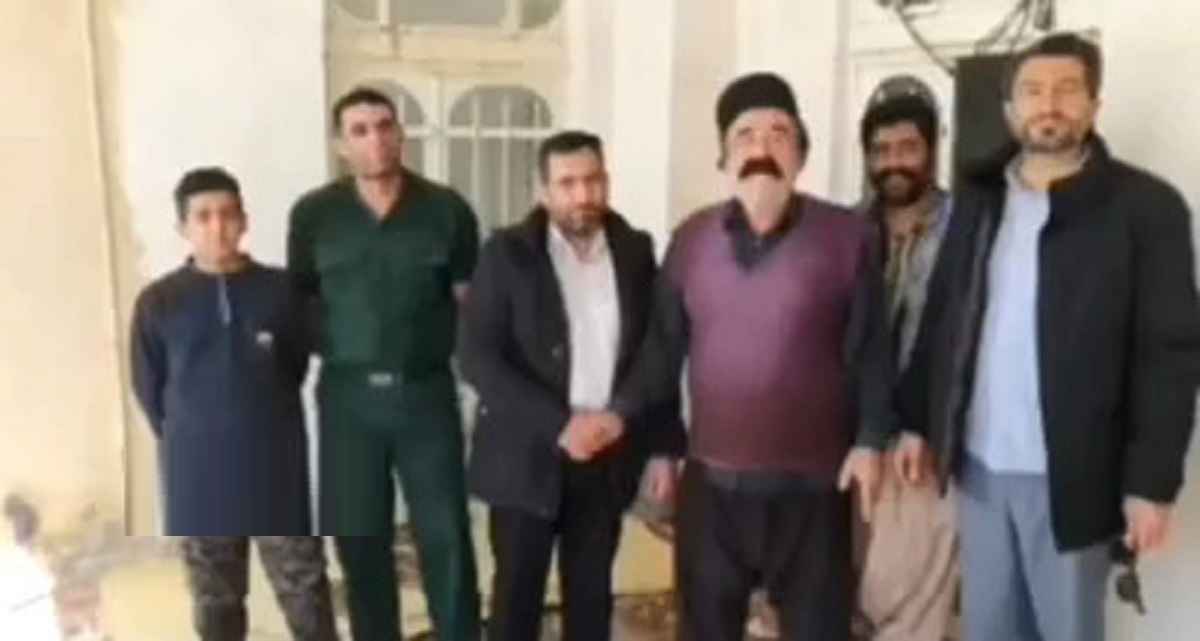 فیلم قدردانی پیرمرد بختیاری (در فارسان) از سپاه و بسیج برای برف روبی خانه اش