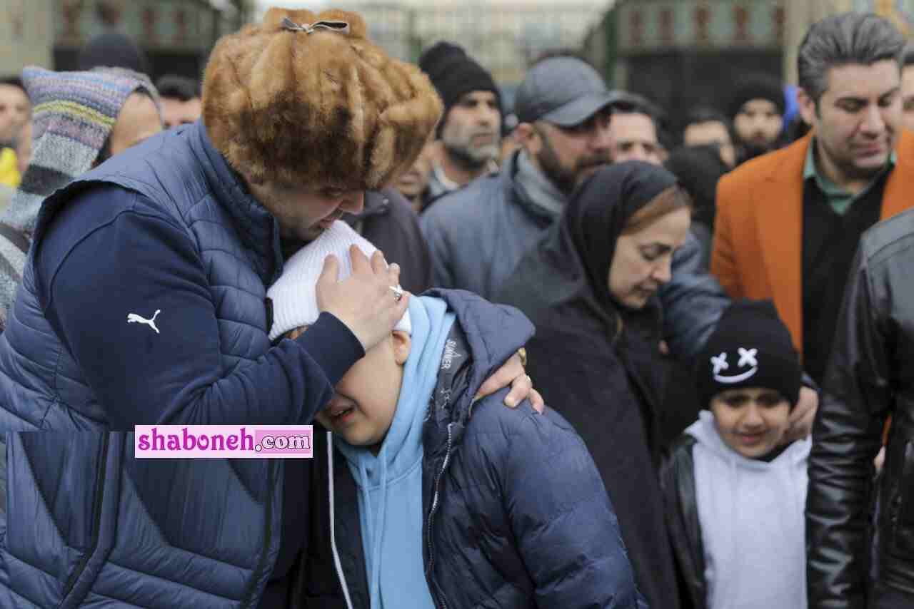 تصاویر / گریه فرزندان شهرام عبدلی در تشییع پدر اشک همه را دراورد +عکس