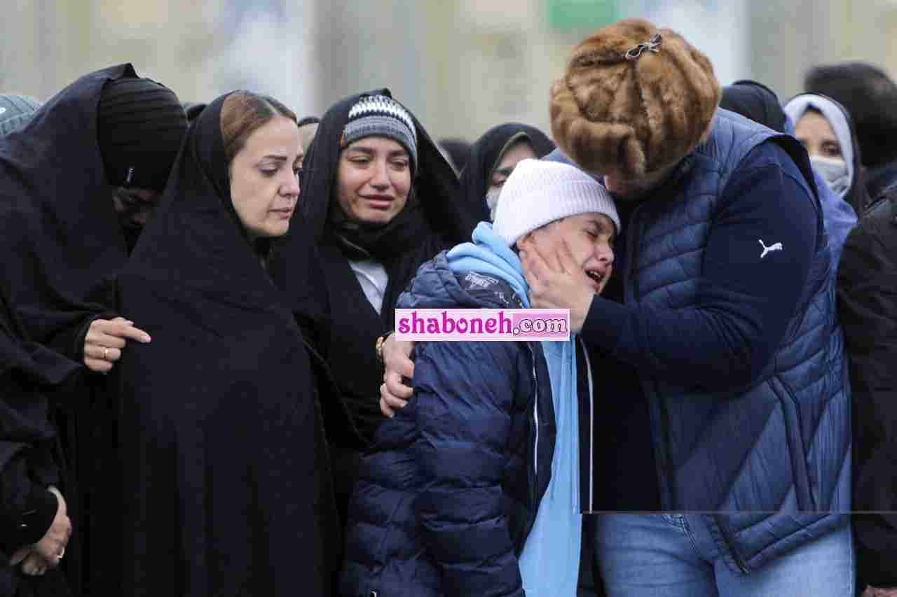 تصاویر / گریه فرزندان شهرام عبدلی در تشییع پدر اشک همه را دراورد +عکس