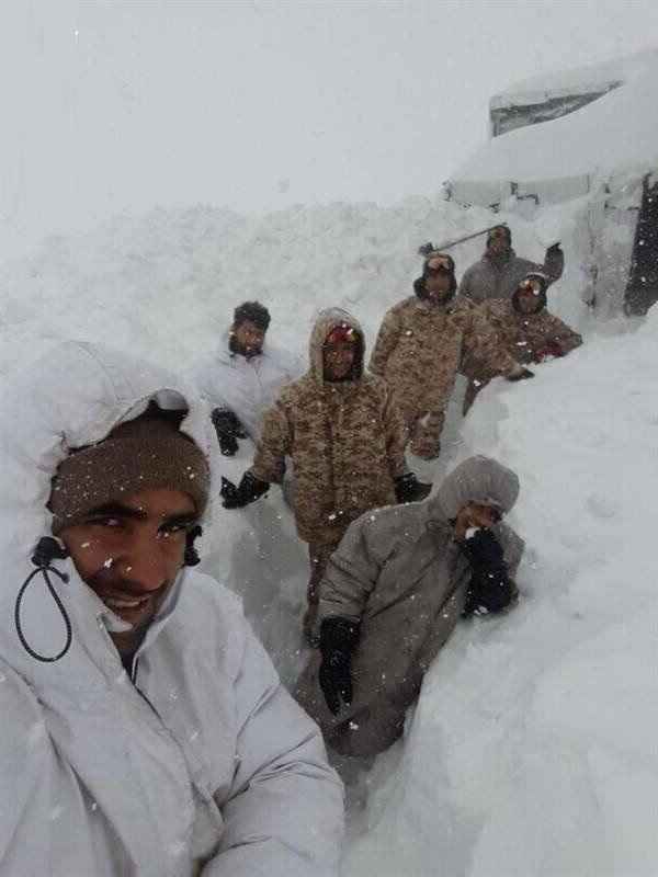 فیلم وحشتناک تعویض شیفت مرزبانان در برف و کولاک دمای منفی ۳٠ درجه