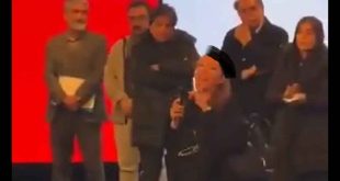 کشف حجاب یک زن و پرتاب روسری در مراسم انتخابات سازمان نظام مهندسی تهران