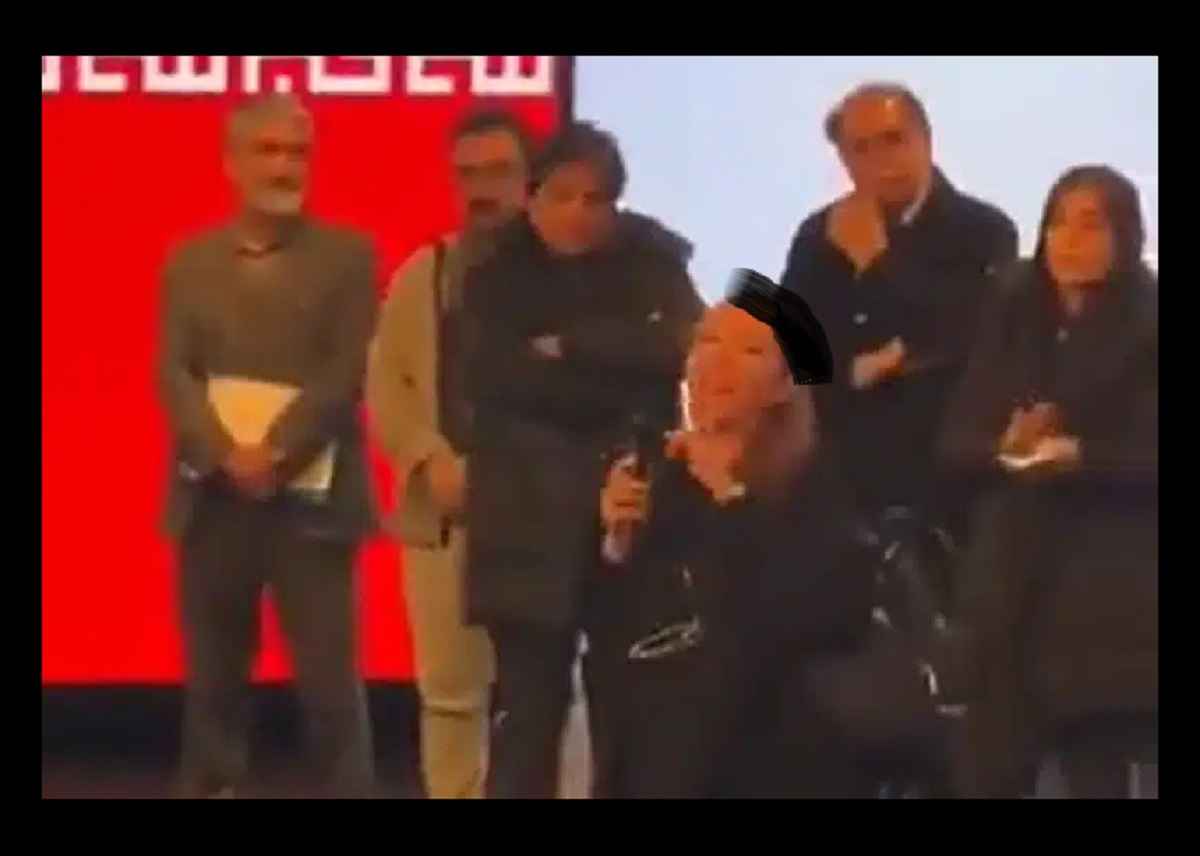 کشف حجاب یک زن و پرتاب روسری در مراسم انتخابات سازمان نظام مهندسی تهران