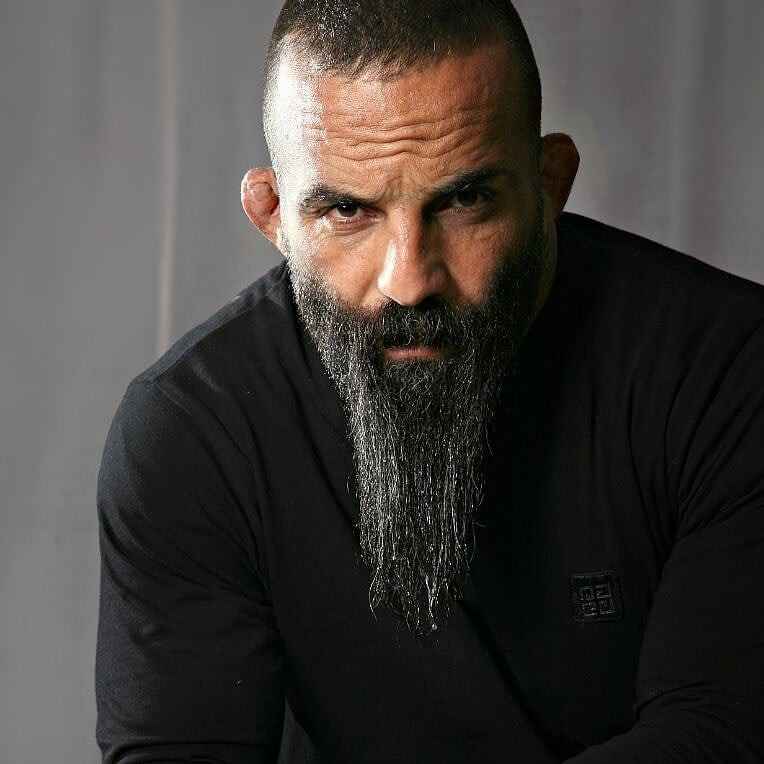اکبر آزادی فر کیست و چرا به او چریکی میگویند؟ از mma تا زندان +عکس و جزئیات
