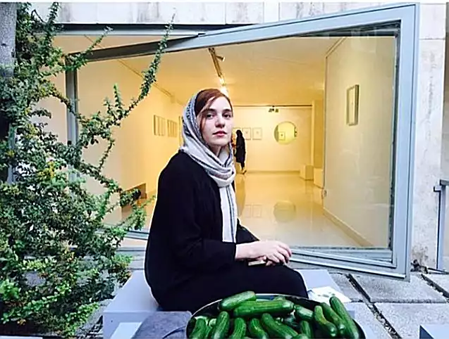 بیوگرافی مونا احمدی بازیگر و همسرش + سوابق و حواشی و عکس