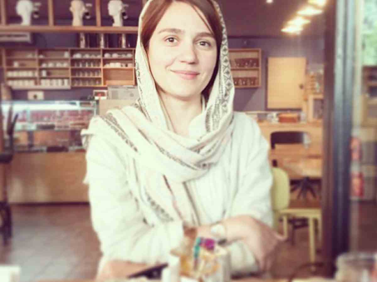 بیوگرافی مونا احمدی بازیگر و همسرش + سوابق و حواشی و عکس