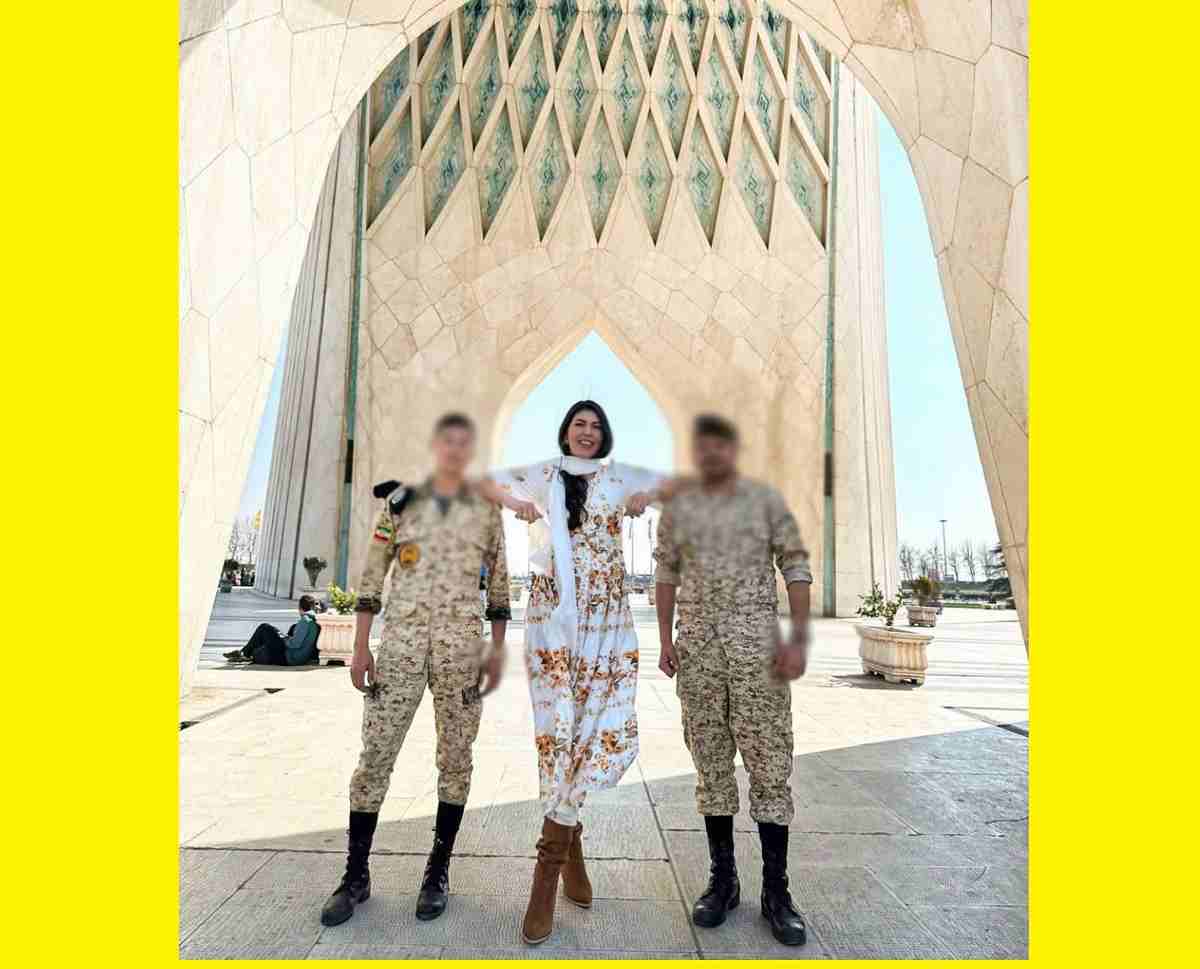 عکس کریستینا بوش بوشه ولاگر روسی در میدان آزادی با دو سرباز 