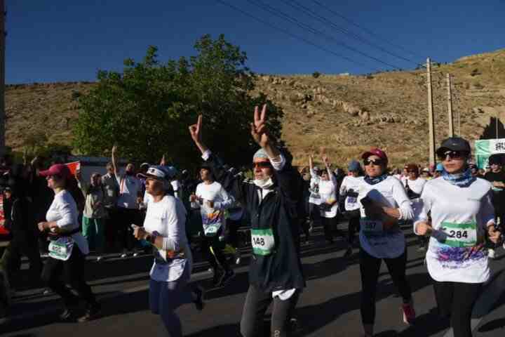 فیلم / دو ماراتن زنان شیراز با حضور زنان بی حجاب جنجال شد