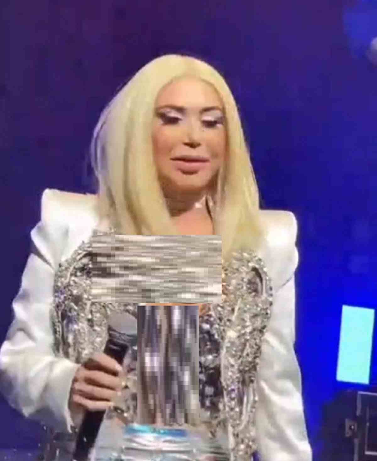شهره صولتی در کنسرت شهرام شب پره با بدن فیک و کلاه گیس