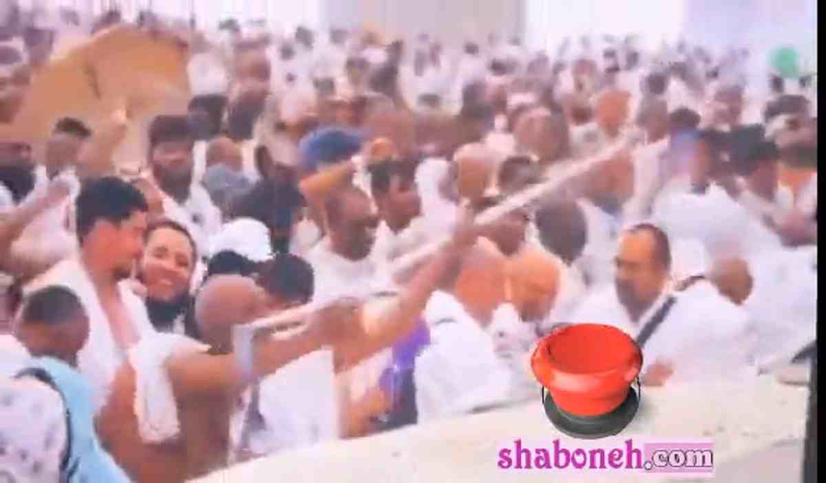 کلیپ حمله یک حاجی با اعصا به دیوار شیطان (رمی جمرات) در مناسک حج 