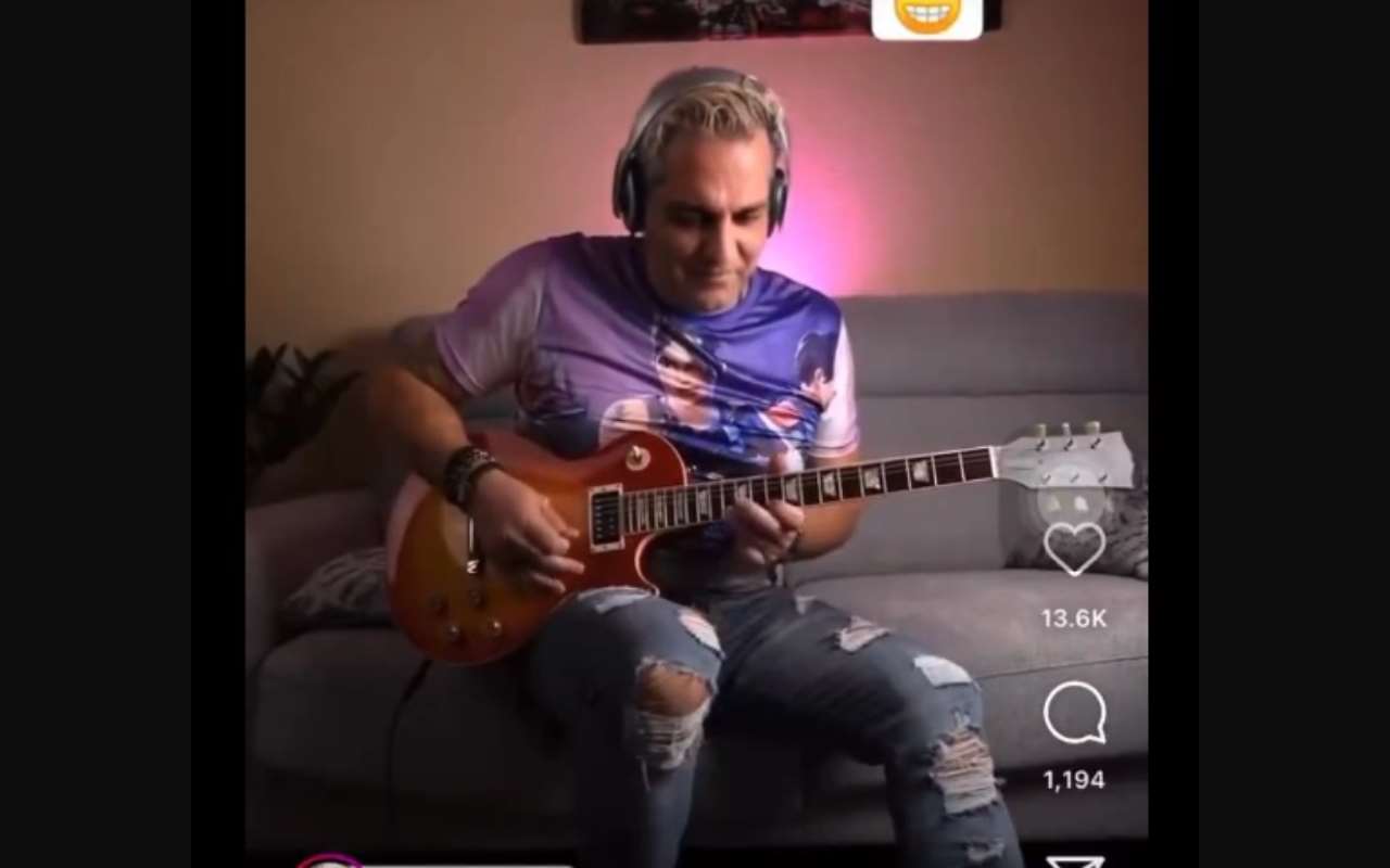 فیلم / مهران مدیری در حال گیتار زدن با شلوار پاره (هوش مصنوعی)