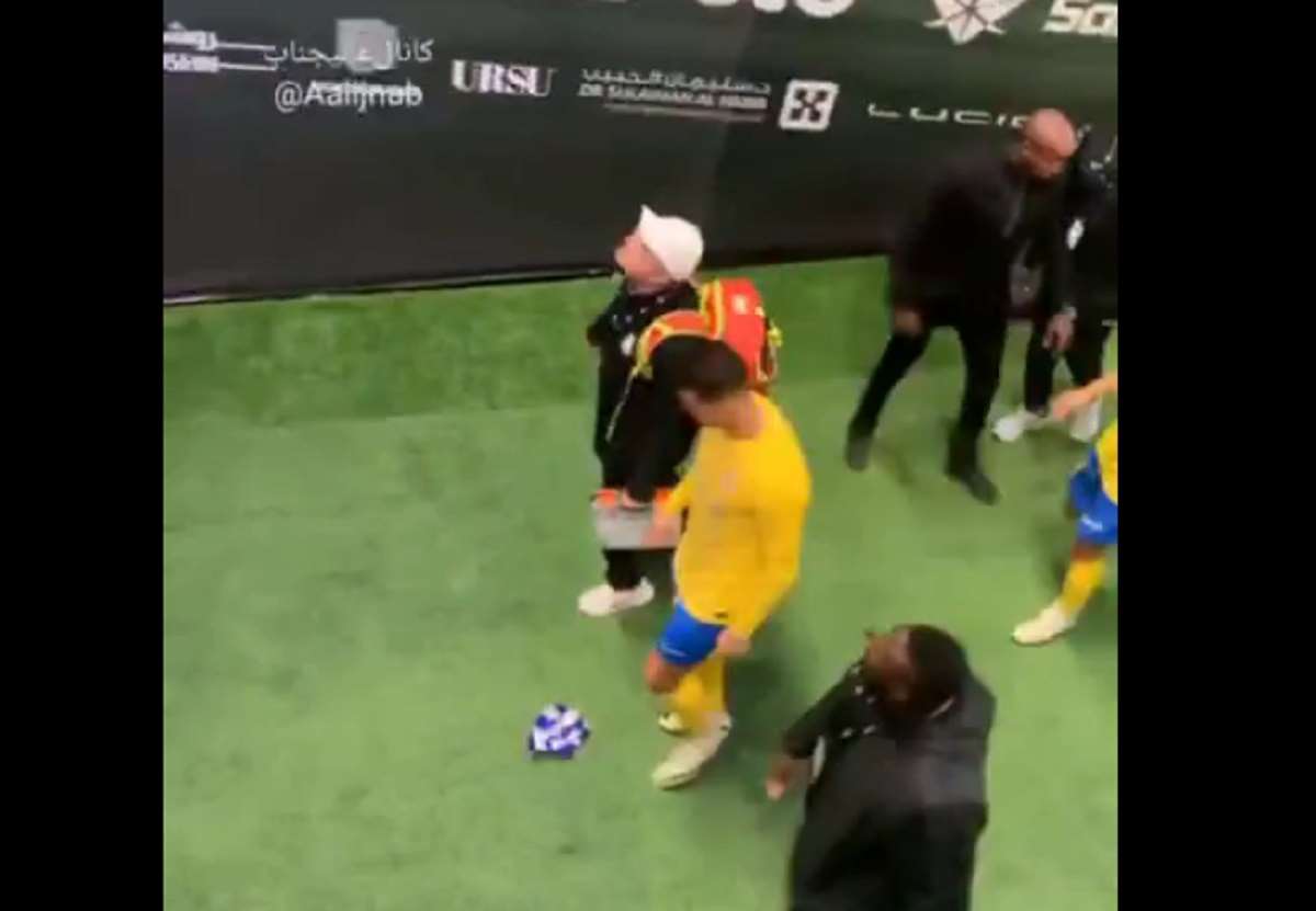 فیلم حرکت زشت رونالدو با لباس و شال الهلال (لباس رو کرد توی شورت)