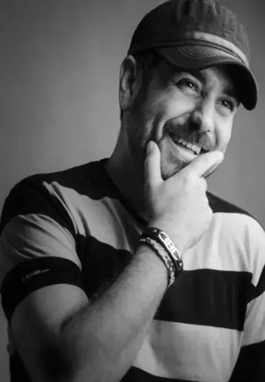 بیوگرافی هادی آقابزرگی بازیگر نقش مهران